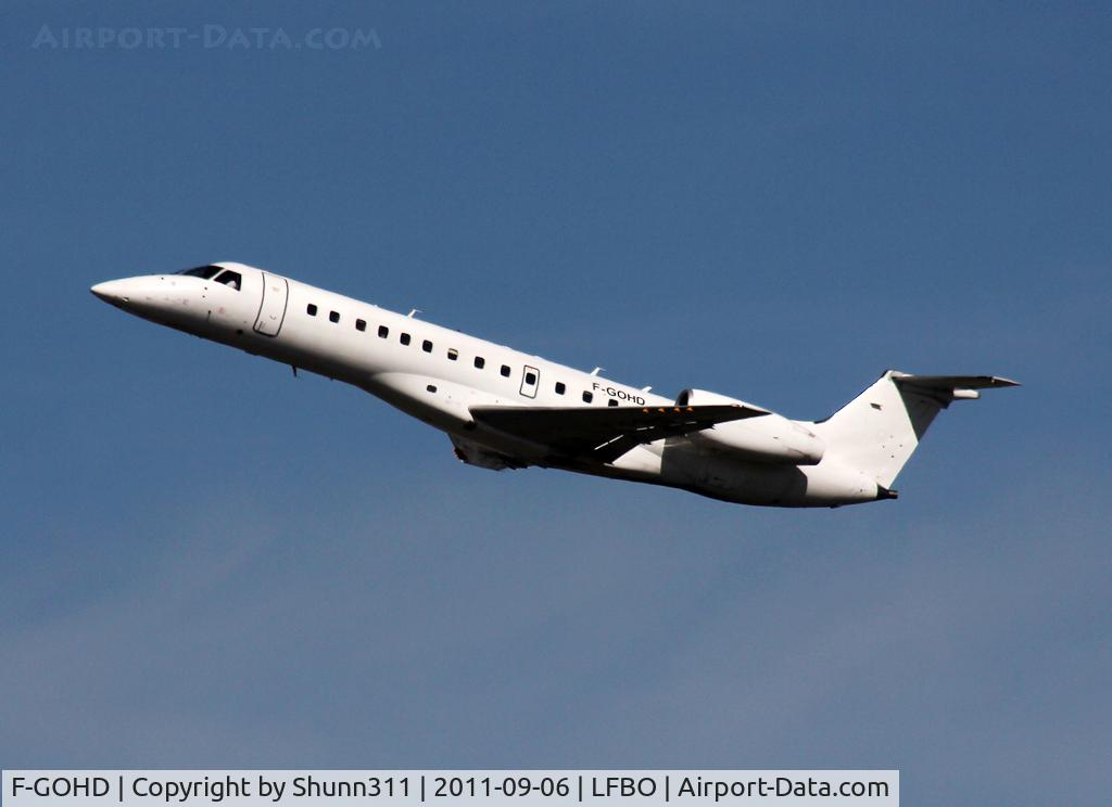 F-GOHD, 2000 Embraer ERJ-135ER (EMB-135ER) C/N 145252, Taking off from rwy 32R in all white c/s...
