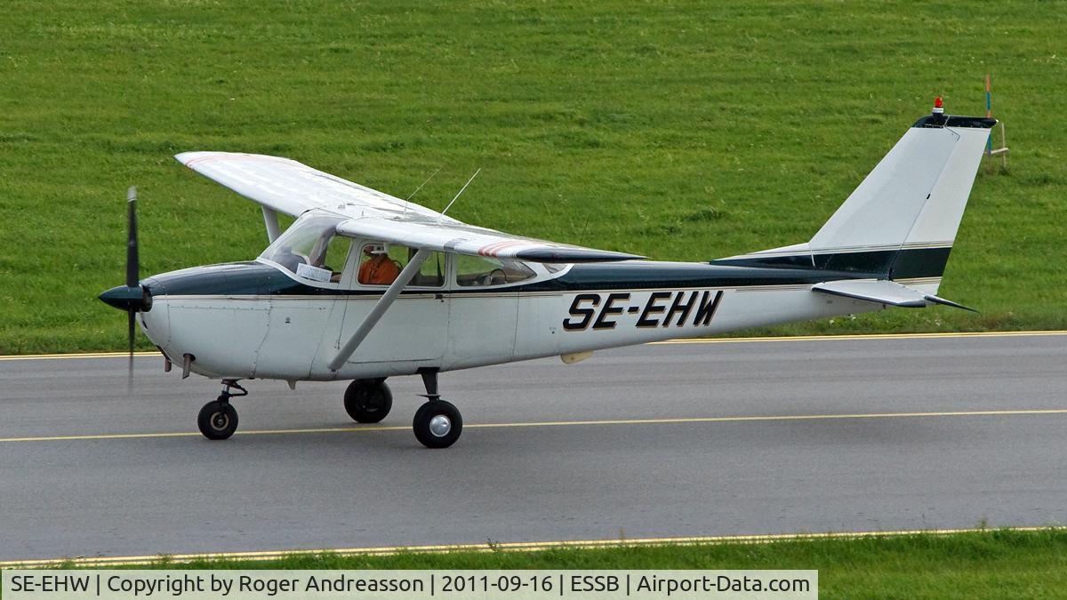 SE-EHW, 1964 Cessna F172F C/N F172-0106, Taxiing to Grafair ramp