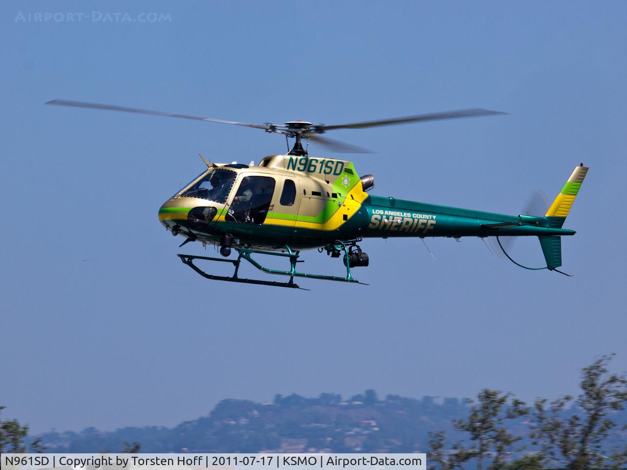 N961SD, 2001 Eurocopter AS-350B-2 Ecureuil Ecureuil C/N 3516, N961SD arriving on RWY 21