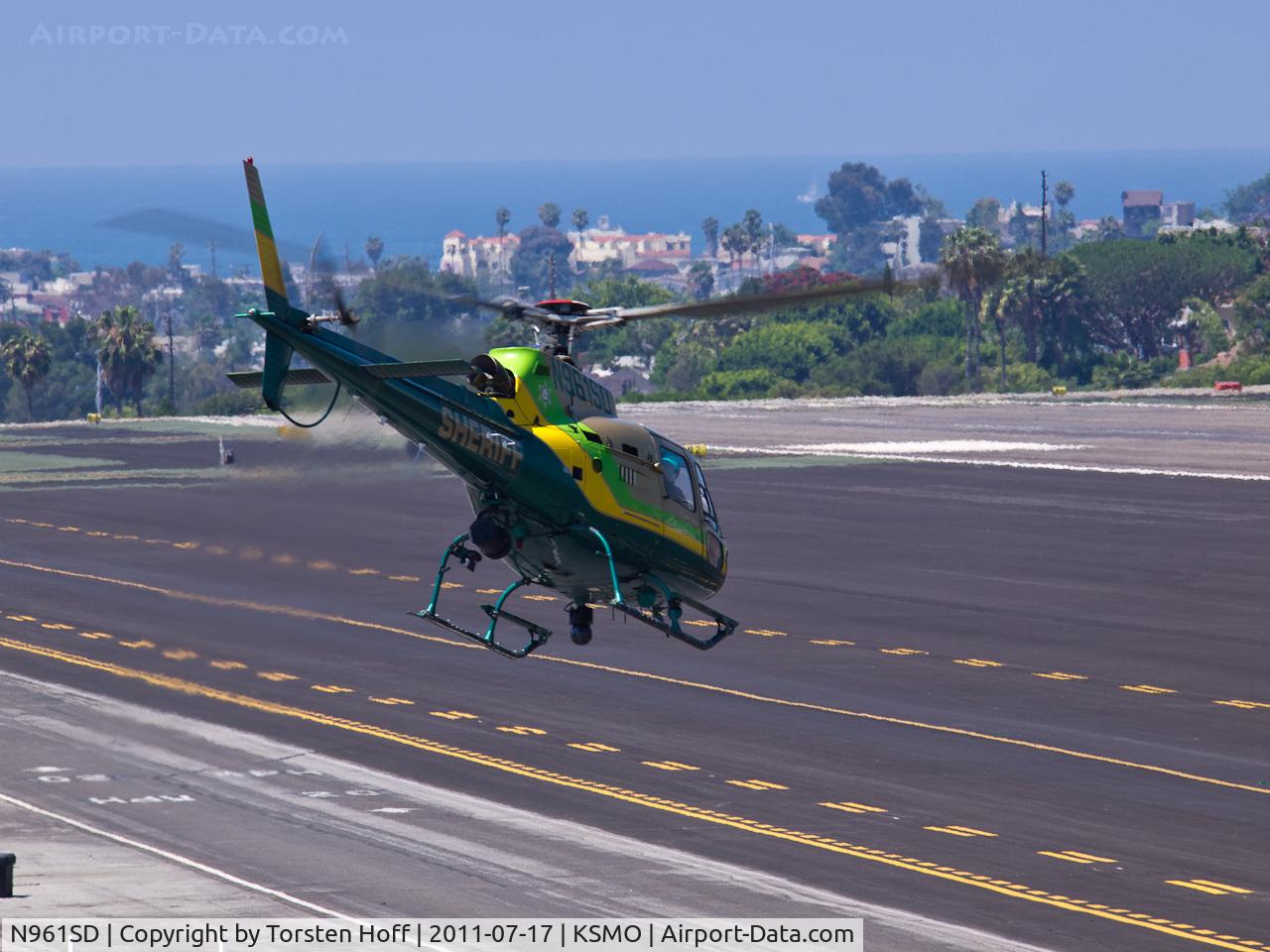 N961SD, 2001 Eurocopter AS-350B-2 Ecureuil Ecureuil C/N 3516, N961SD leaving the helipad and departing from RWY 21