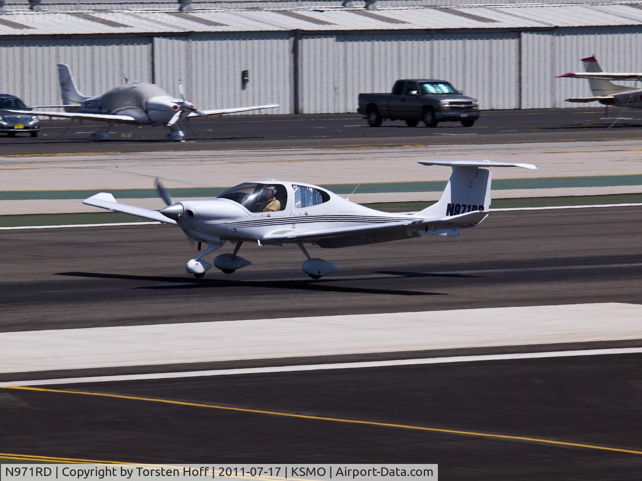 N971RD, 2005 Diamond DA-40 Diamond Star C/N 40.508, N971RD arriving on RWY 21