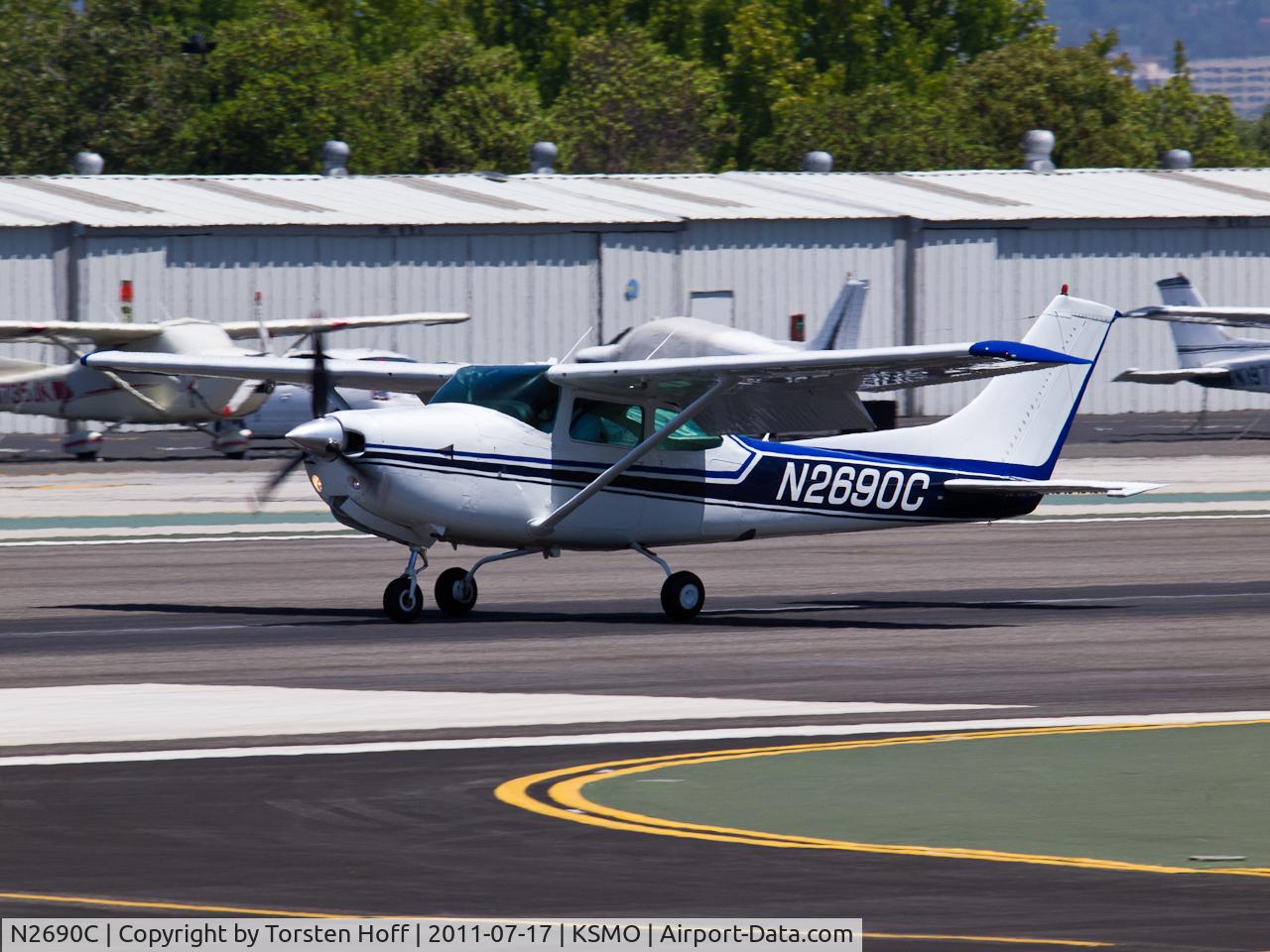 N2690C, 1978 Cessna R182 Skylane RG C/N R18200214, N2690C arriving on RWY 21