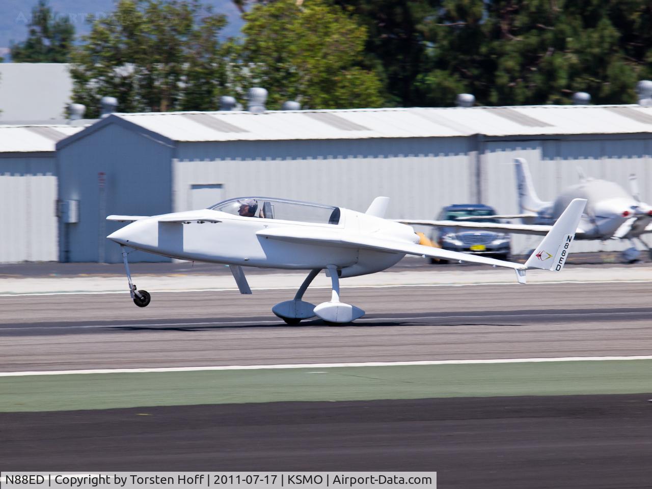 N88ED, 1990 Rutan VariEze C/N 946, N88ED arriving on RWY 21