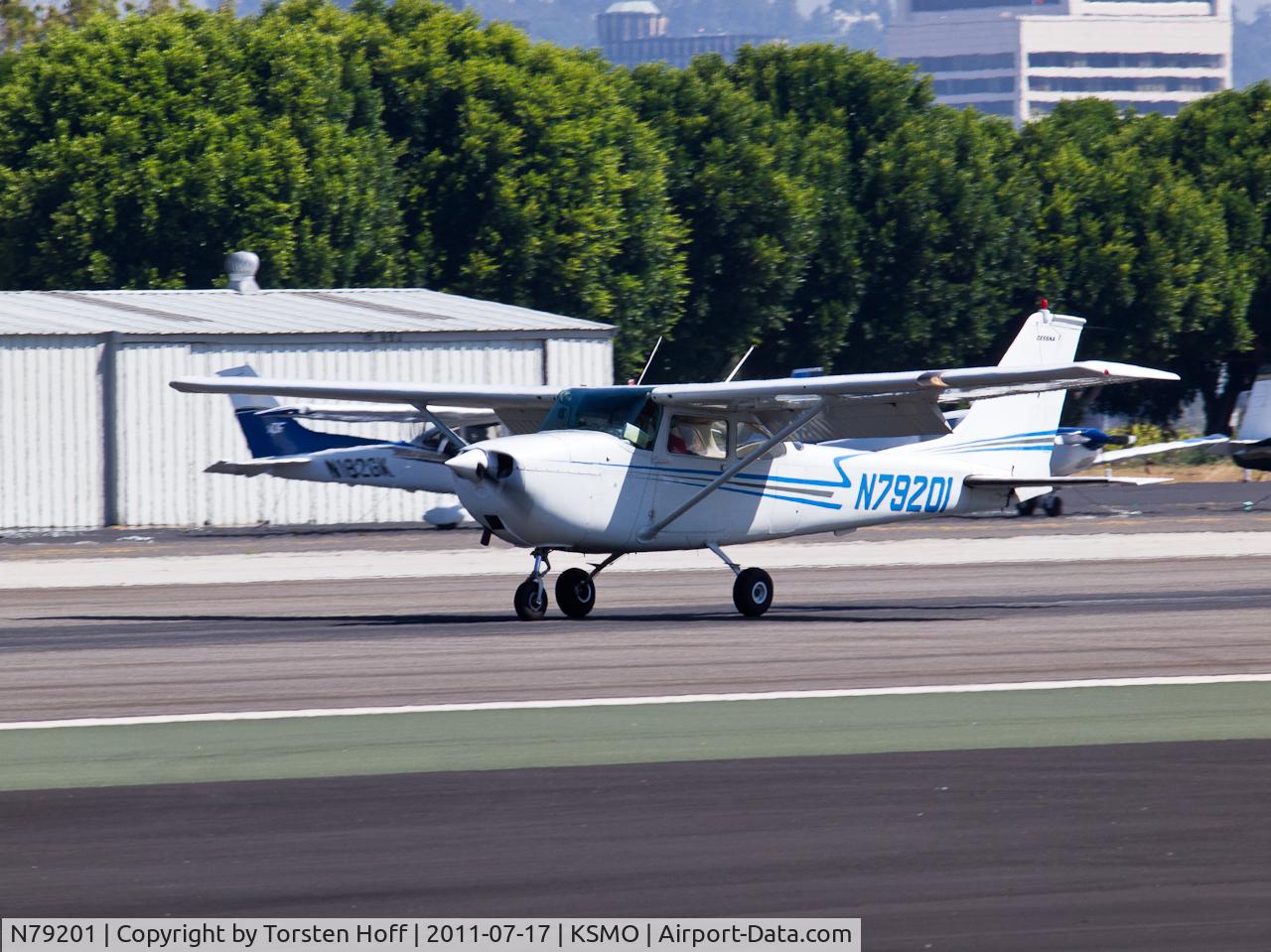 N79201, 1969 Cessna 172K Skyhawk C/N 17257955, N79201 arriving on RWY 21