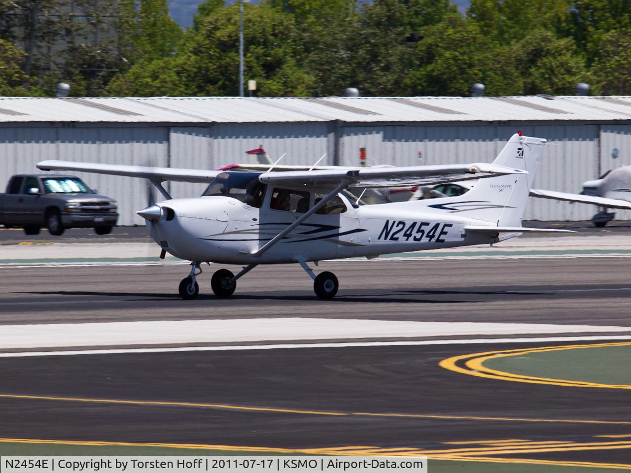 N2454E, 2007 Cessna 172S C/N 172S10571, N2454E departing from RWY 21