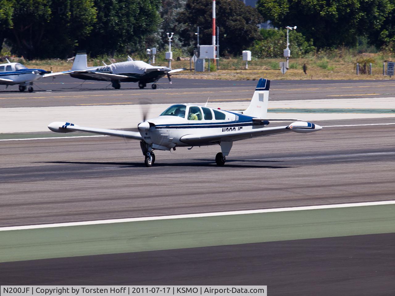 N200JF, 1990 Beech F33A Bonanza C/N CE-1516, N200JF departing from RWY 21