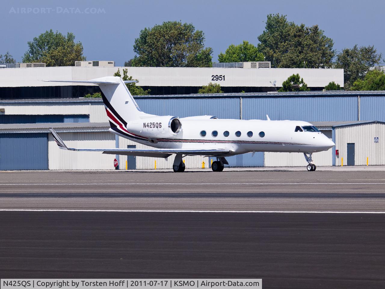 N425QS, 2004 Gulfstream Aerospace GIV-X (G450) C/N 4010, N425QS taxiing