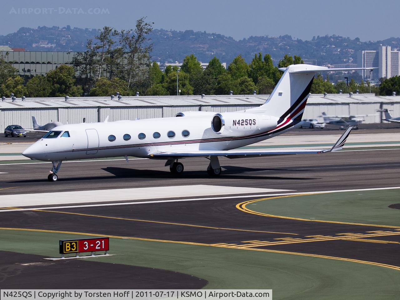 N425QS, 2004 Gulfstream Aerospace GIV-X (G450) C/N 4010, N425QS departing from RWY 21