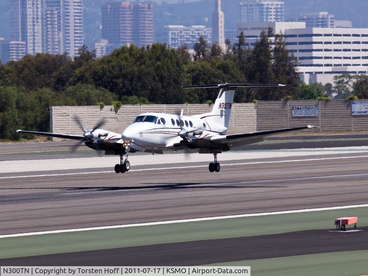N300TN, 1988 Beech Super King Air 300 C/N FA-168, N300TN arriving on RWY 21
