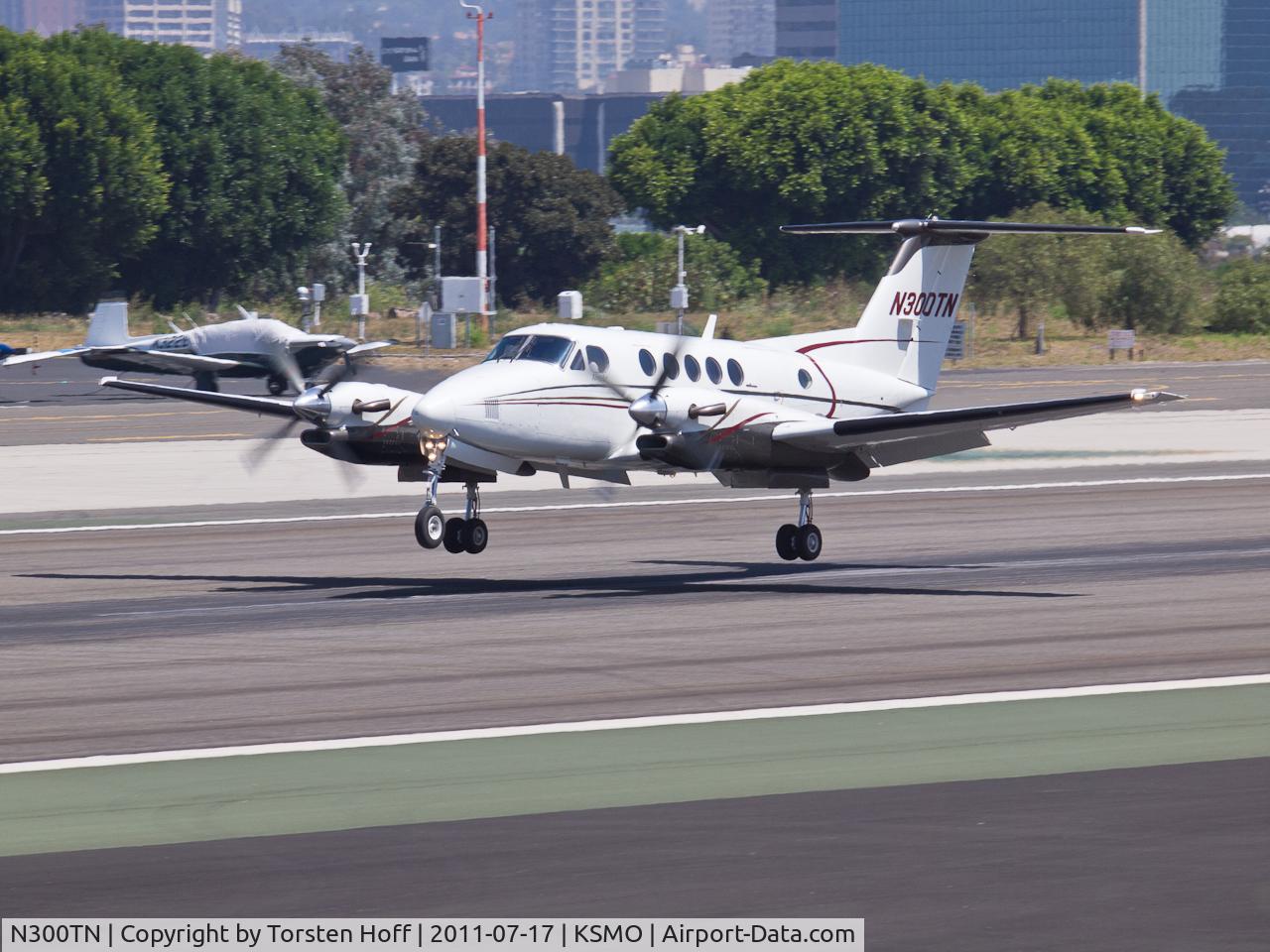 N300TN, 1988 Beech Super King Air 300 C/N FA-168, N300TN arriving on RWY 21