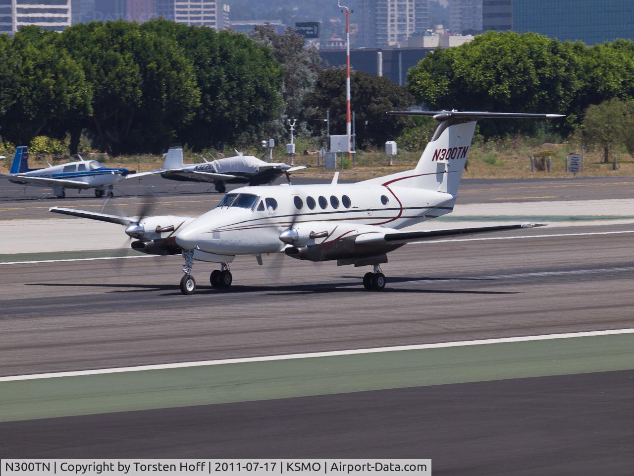 N300TN, 1988 Beech Super King Air 300 C/N FA-168, N300TN departing from RWY 21