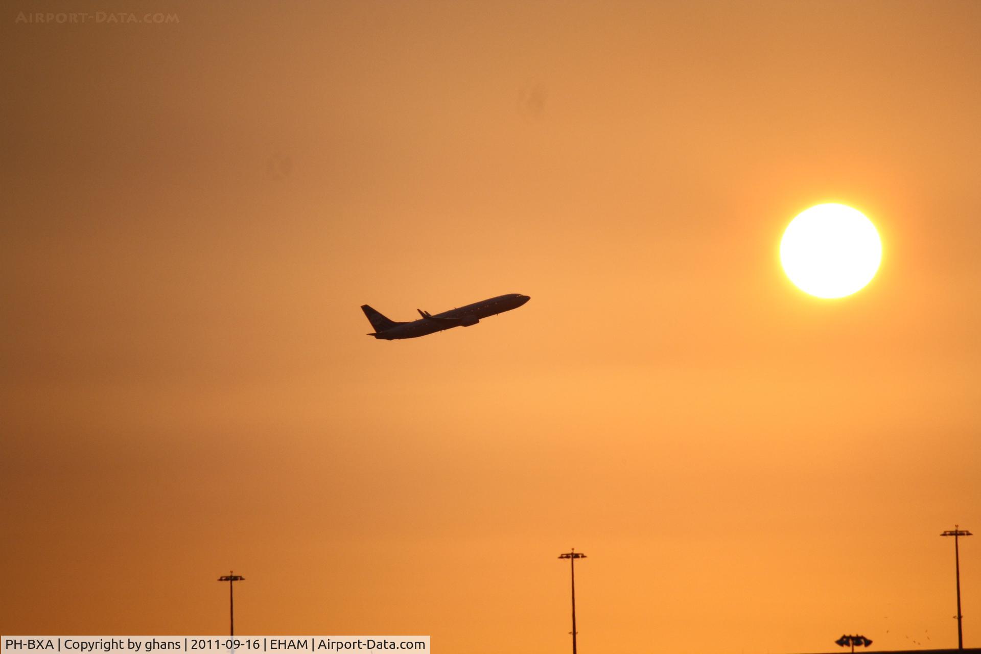 PH-BXA, 1998 Boeing 737-8K2 C/N 29131, Departing in the early morning sun