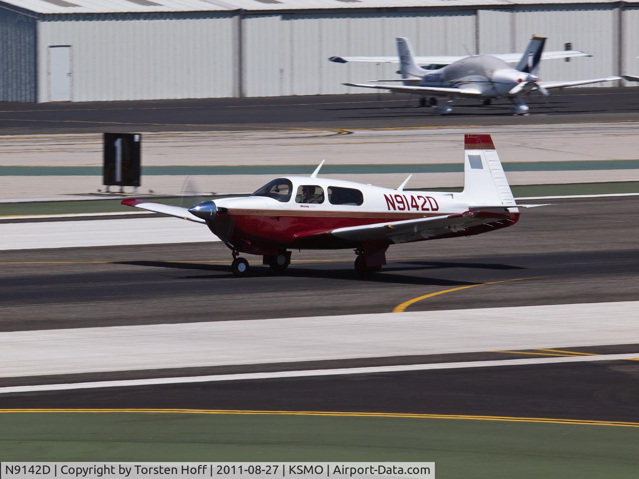 N9142D, 1993 Mooney M20J 201 C/N 24-3287, N9142D departing from RWY 21