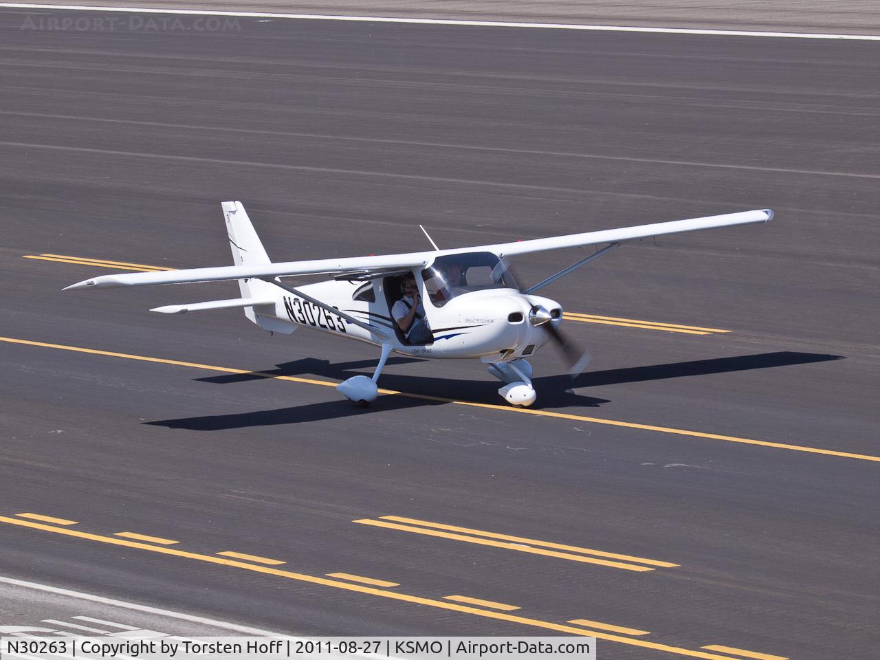 N30263, Cessna 162 Skycatcher C/N 16200092, N30263 taxiing