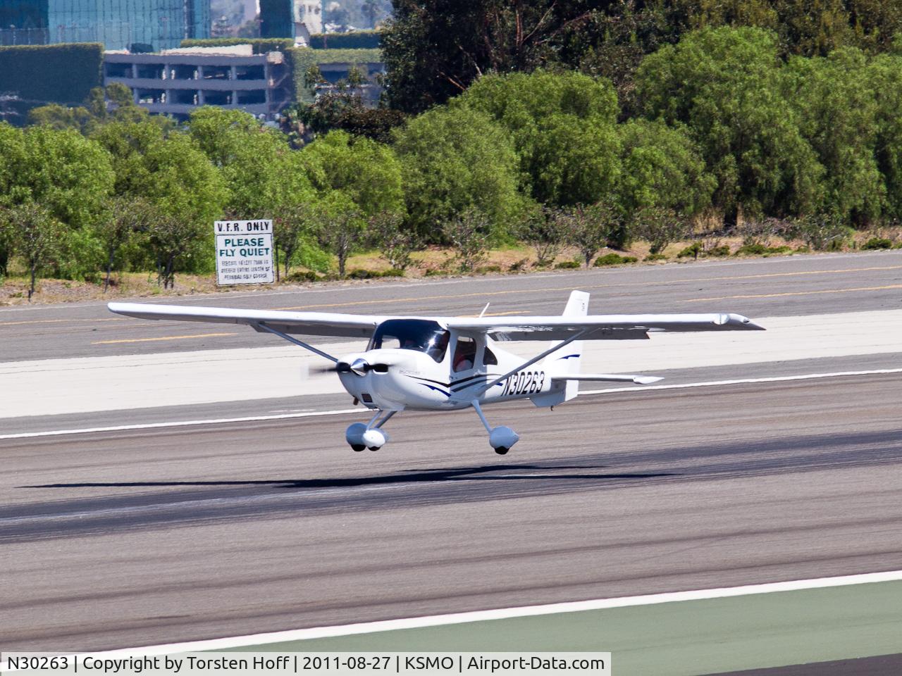 N30263, Cessna 162 Skycatcher C/N 16200092, N30263 arriving on RWY 21