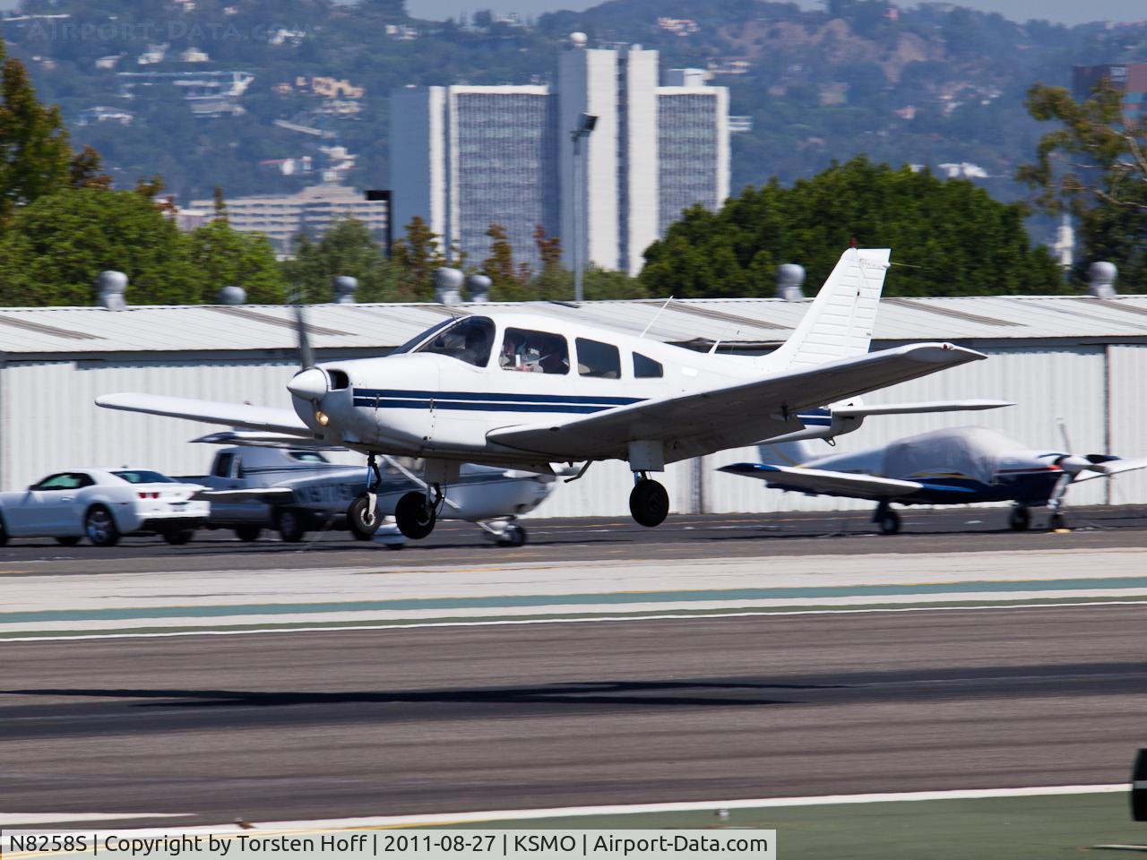 N8258S, 1980 Piper PA-28-161 C/N 28-8116024, N8258S arriving on RWY 21