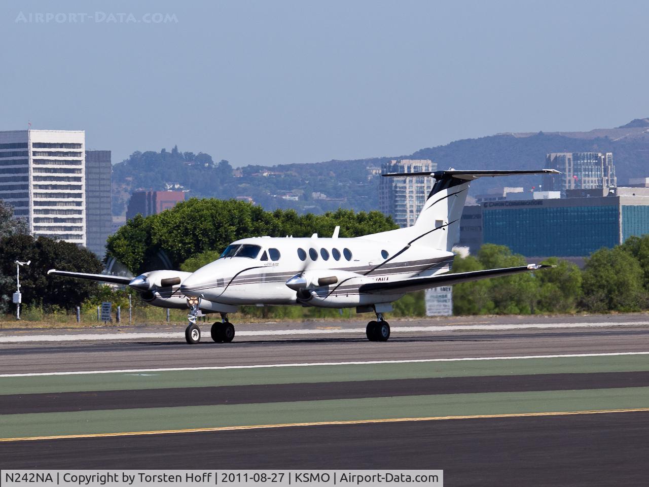 N242NA, 1985 Beech B200 King Air C/N BB-1242, N242NA departing from RWY 21