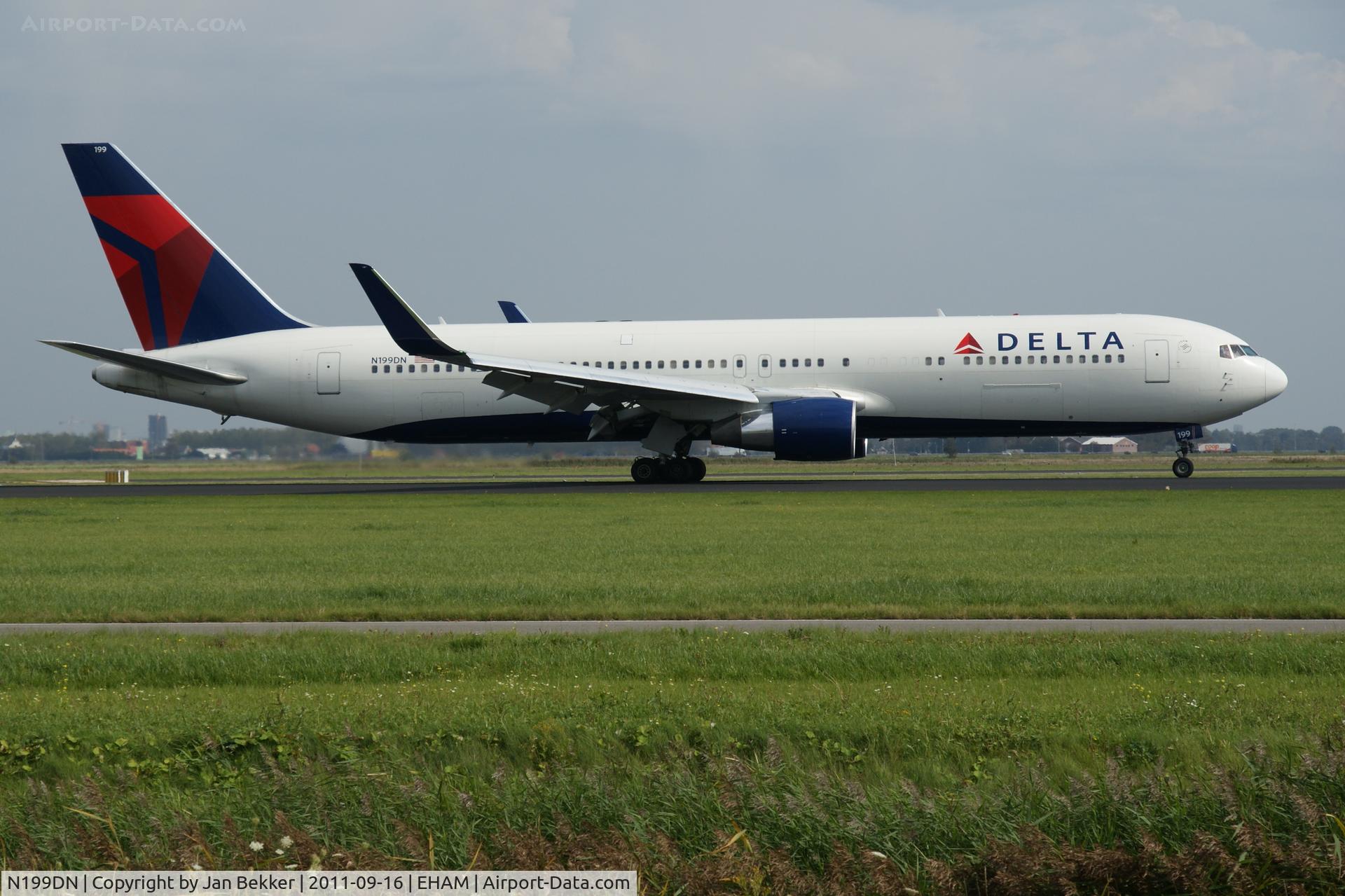 N199DN, 1998 Boeing 767-332/ER C/N 28456, Just after landing on the Polderbaan at Schiphol