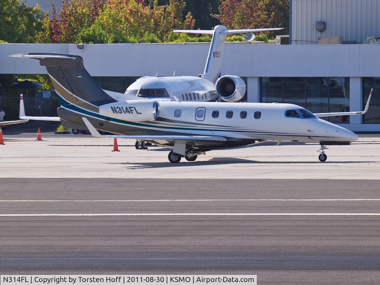 N314FL, 2011 Embraer EMB-505 Phenom 300 C/N 50500050, N314FL taxiing