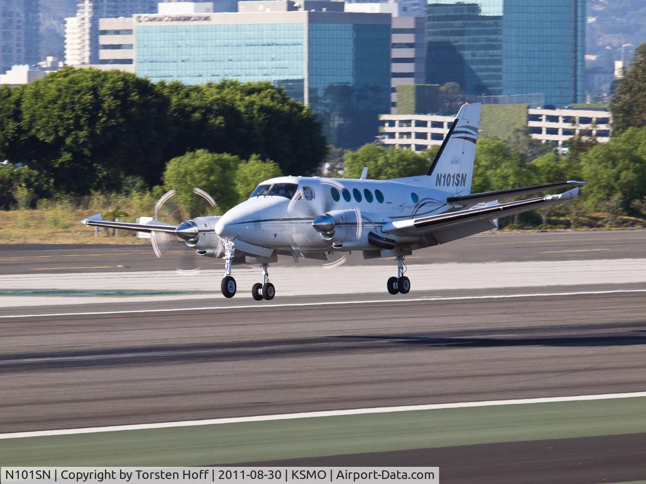 N101SN, 1981 Beech B100 King Air C/N BE-118, N101SN arriving on RWY 21