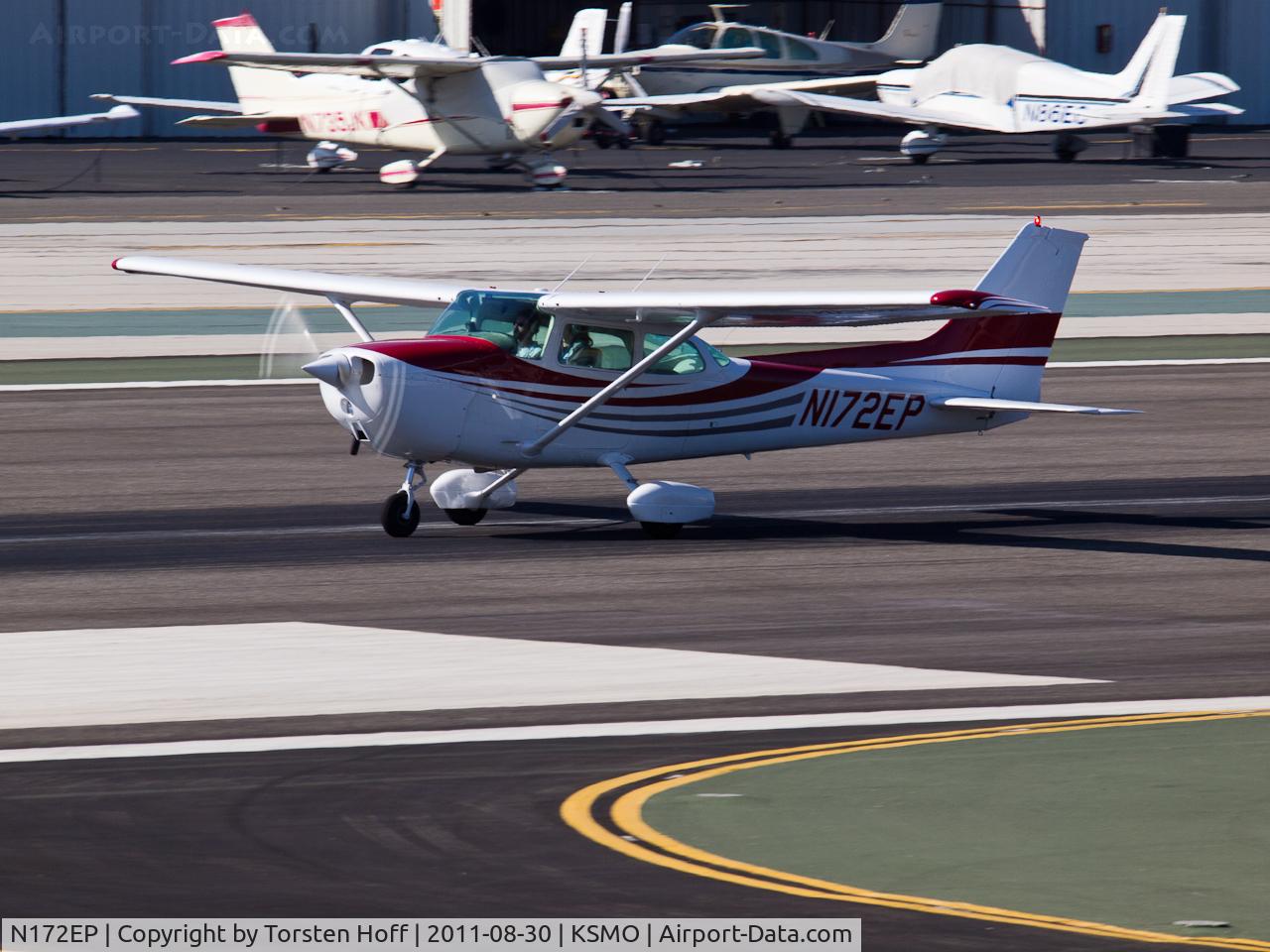 N172EP, 1976 Cessna 172N C/N 17267932, N172EP departing from RWY 21