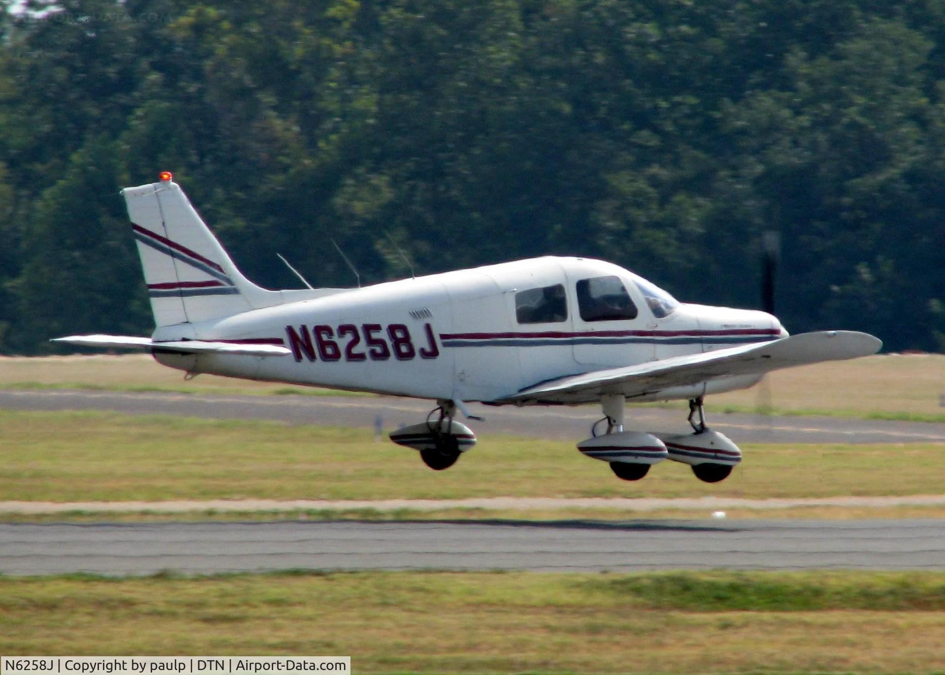 N6258J, 1976 Piper PA-28-140 C/N 28-7625236, At Downtown Shreveport.