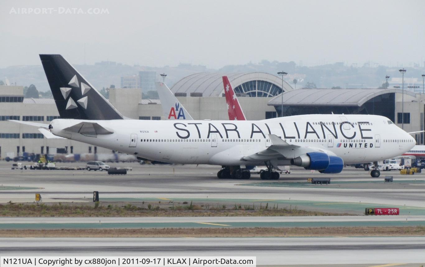 N121UA, 1999 Boeing 747-422 C/N 29167, United Airlines Star Alliance 747 taxiing to Terminal 7 after a hard landing