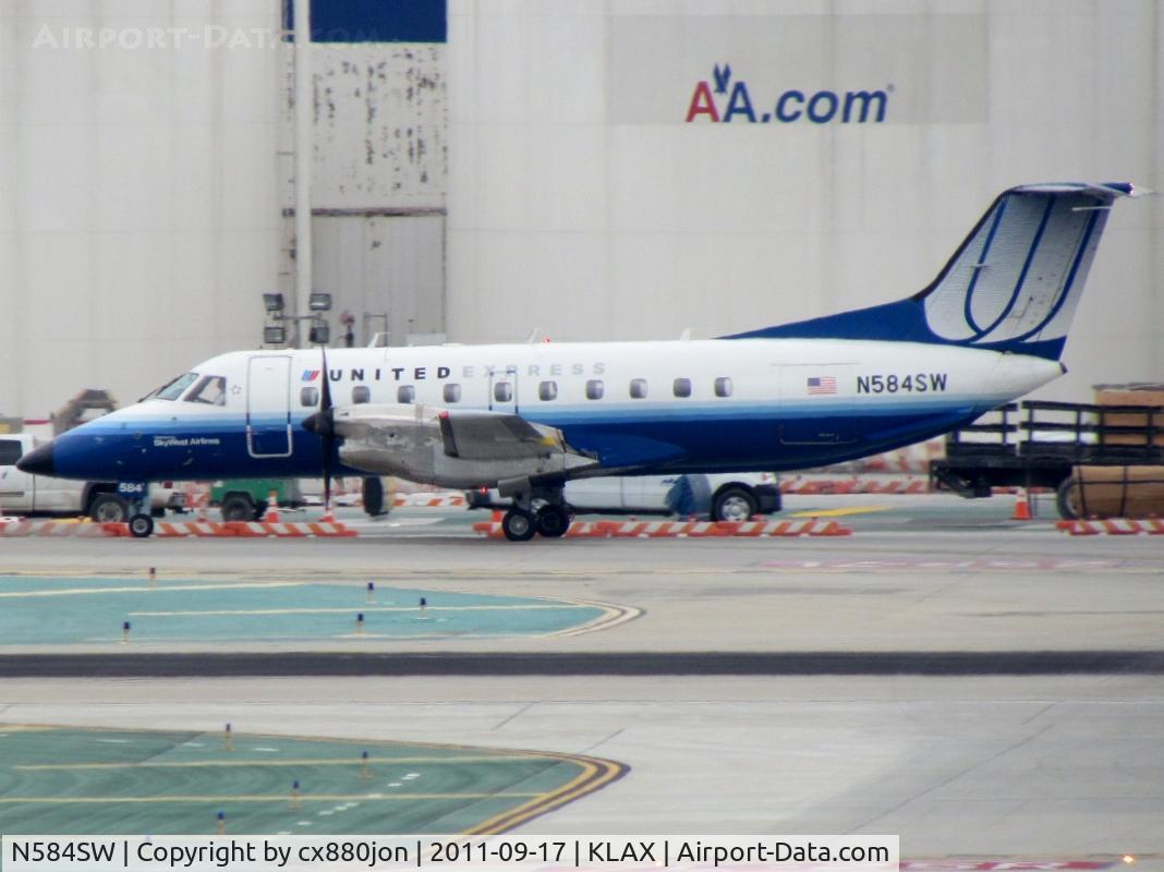 N584SW, 1999 Embraer EMB-120ER Brasilia C/N 120352, Little United aircraft taxiing to somewhere