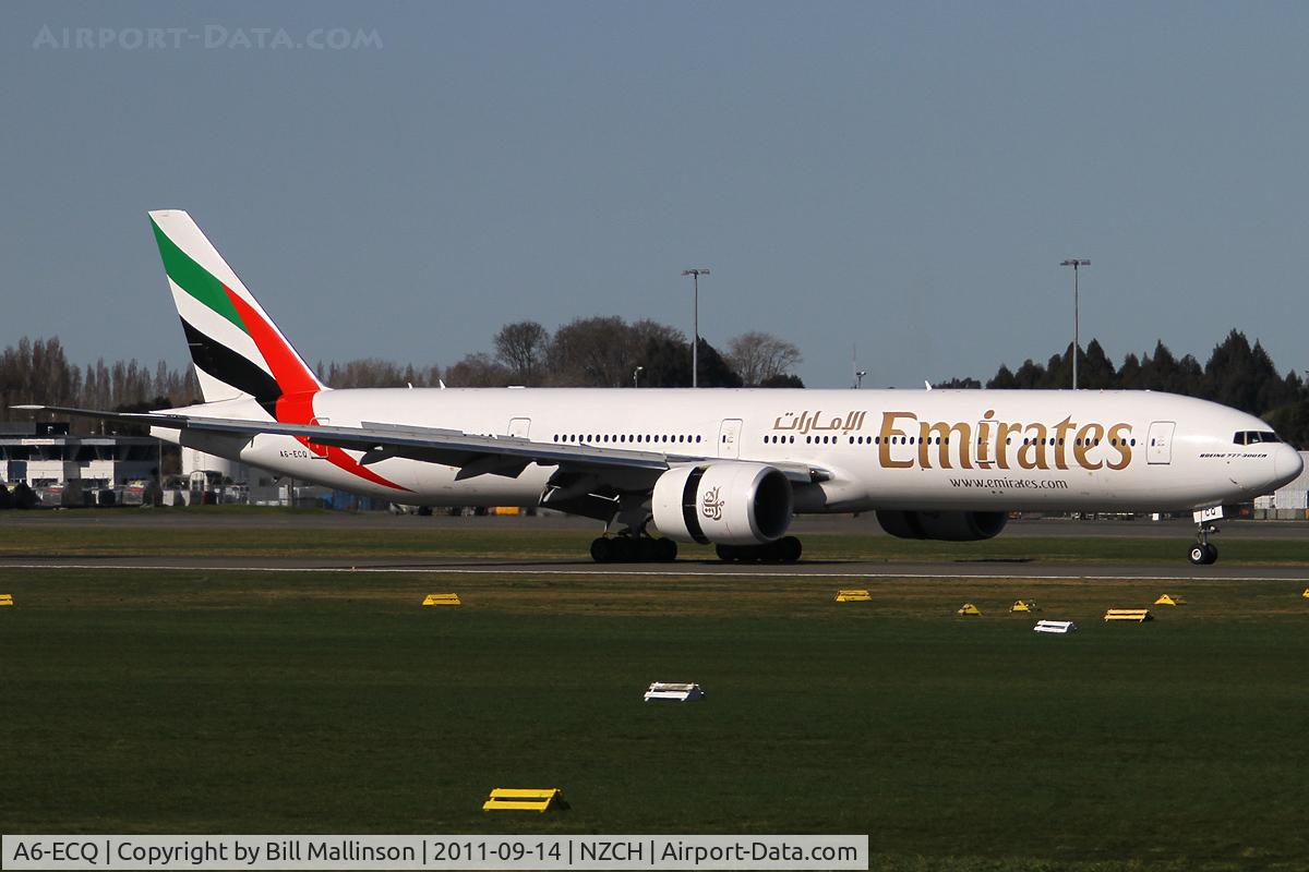 A6-ECQ, 2009 Boeing 777-36H/ER C/N 35588, taxiing to Gate