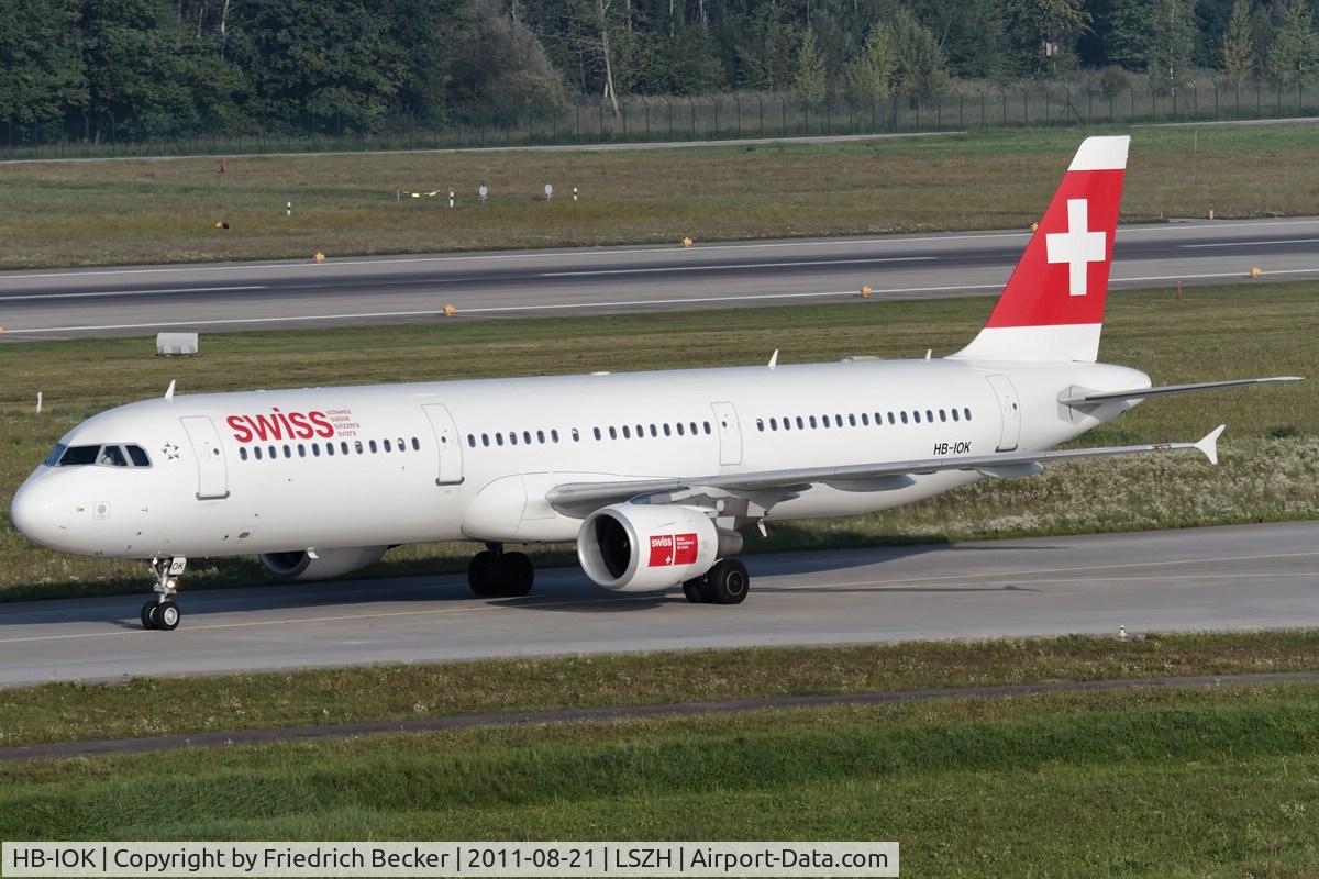 HB-IOK, 1999 Airbus A321-111 C/N 987, taxying to the gate