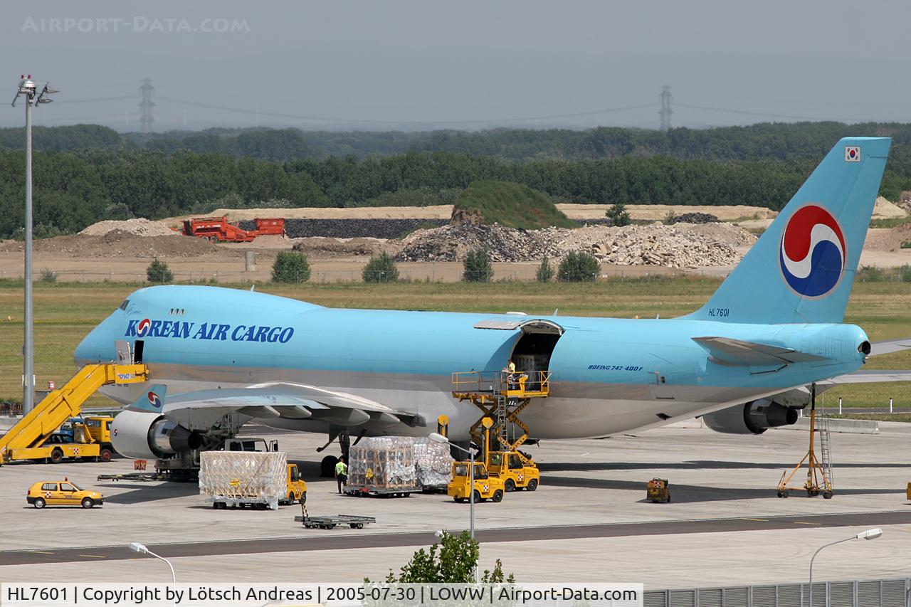 HL7601, 2004 Boeing 747-4B5F/SCD C/N 33949, freight loaded and unloaded