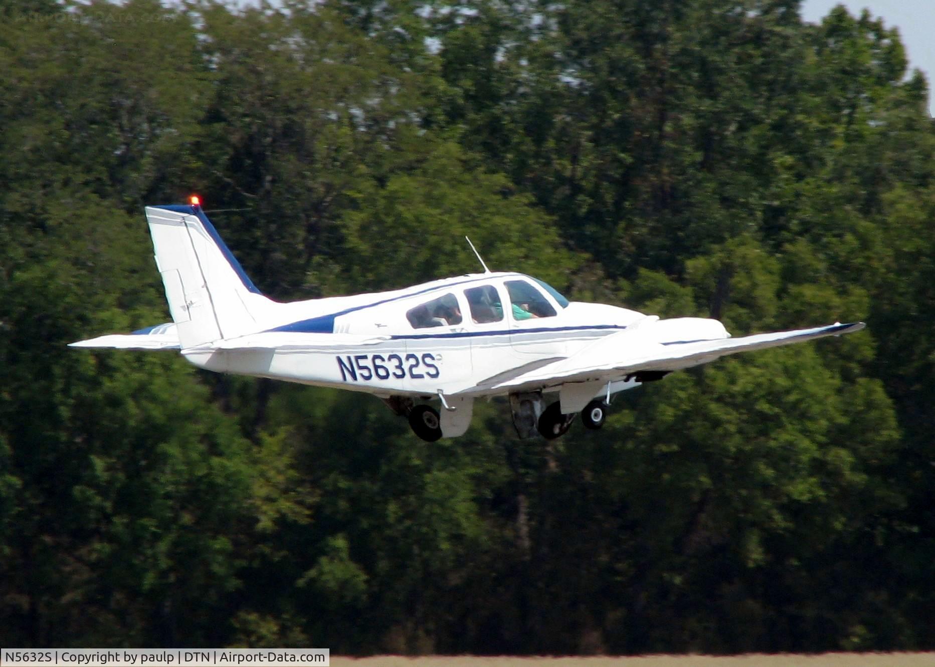 N5632S, 1966 Beech C55 Baron (95-C55) C/N TE-161, At Downtown Shreveport.