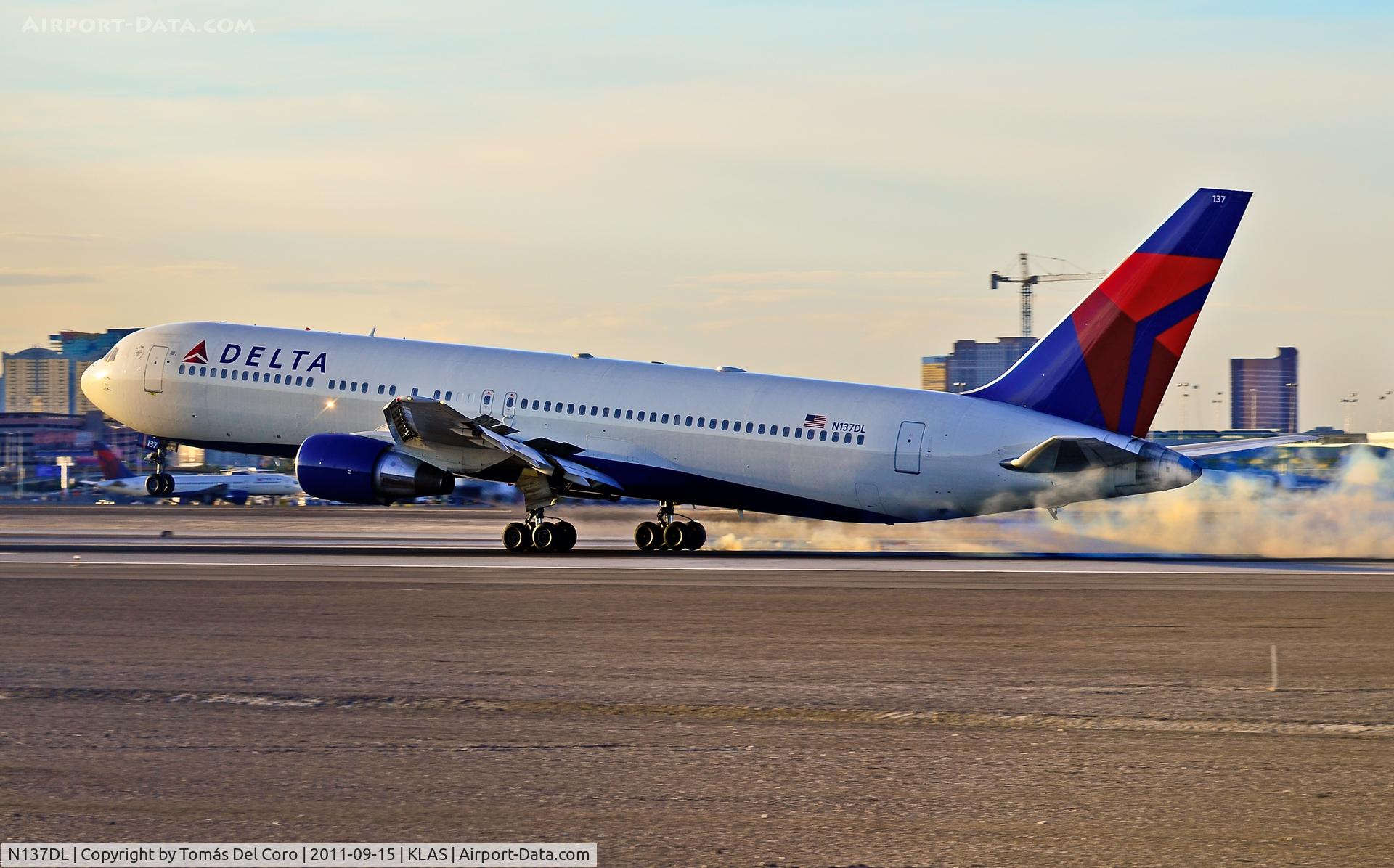 N137DL, 1991 Boeing 767-332 C/N 25306, N137DL

Las Vegas - McCarran International (LAS / KLAS)
USA - Nevada, September 15, 2011
Photo: Tomás Del Coro