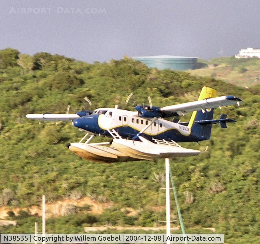 N38535, 1974 De Havilland Canada DHC-6-310 Twin Otter C/N 414, Landing on the water bij st Thomas