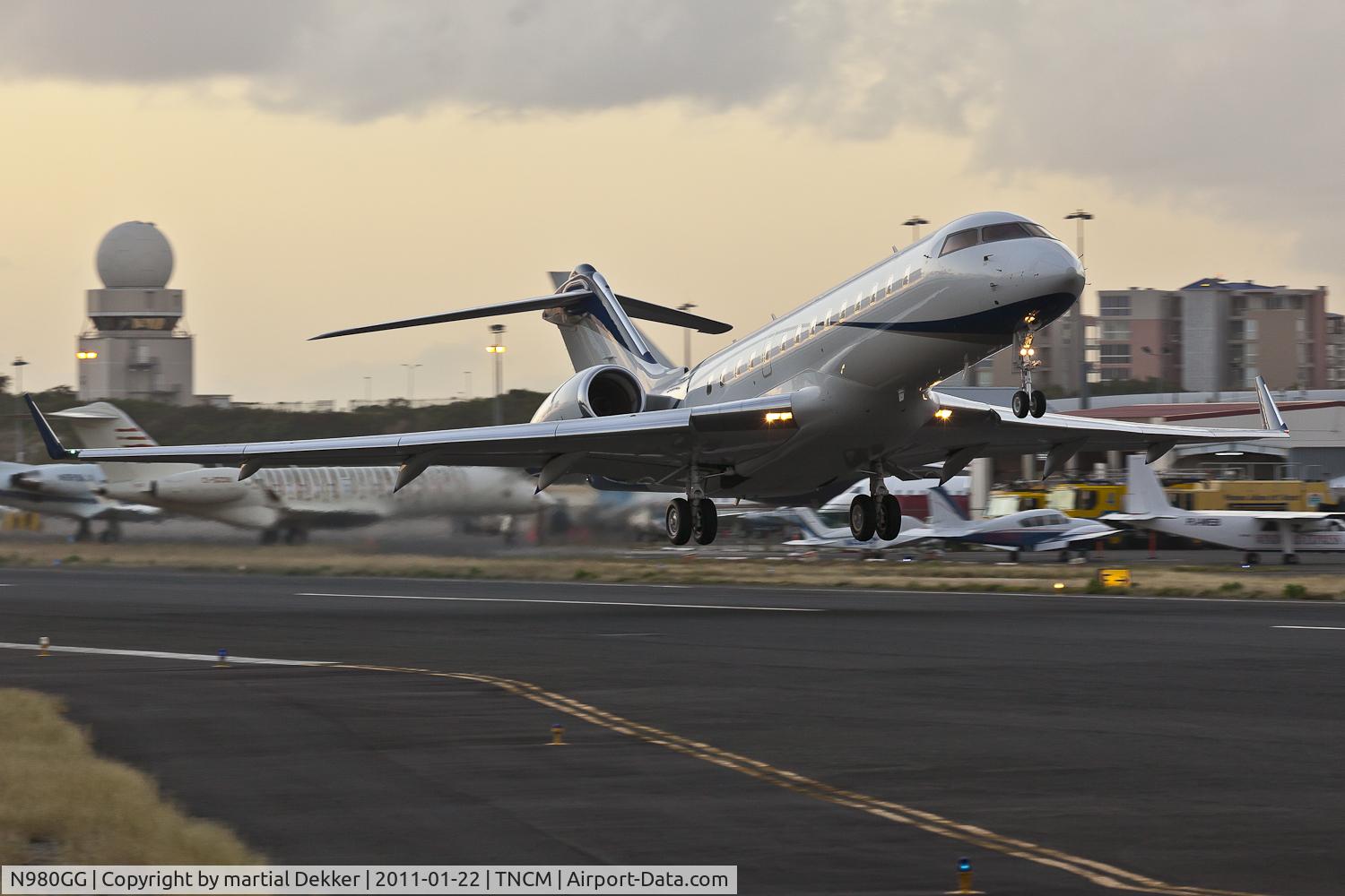 N980GG, 1999 Bombardier BD-700-1A10 Global Express C/N 9009, take off