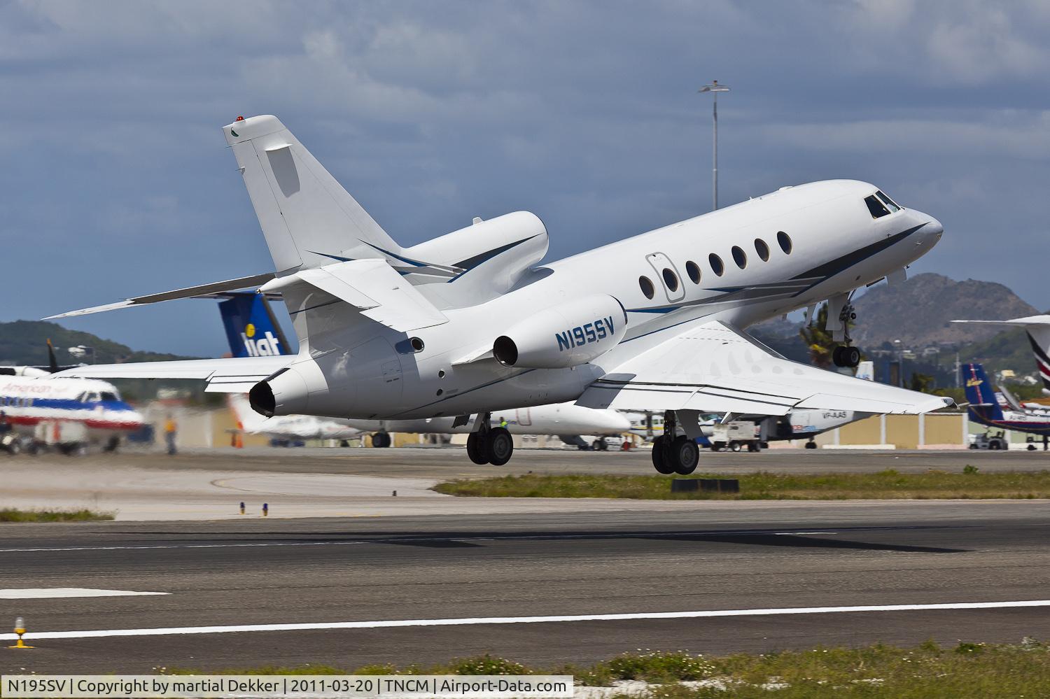 N195SV, 2000 Dassault Mystere Falcon 50 C/N 293, take off
