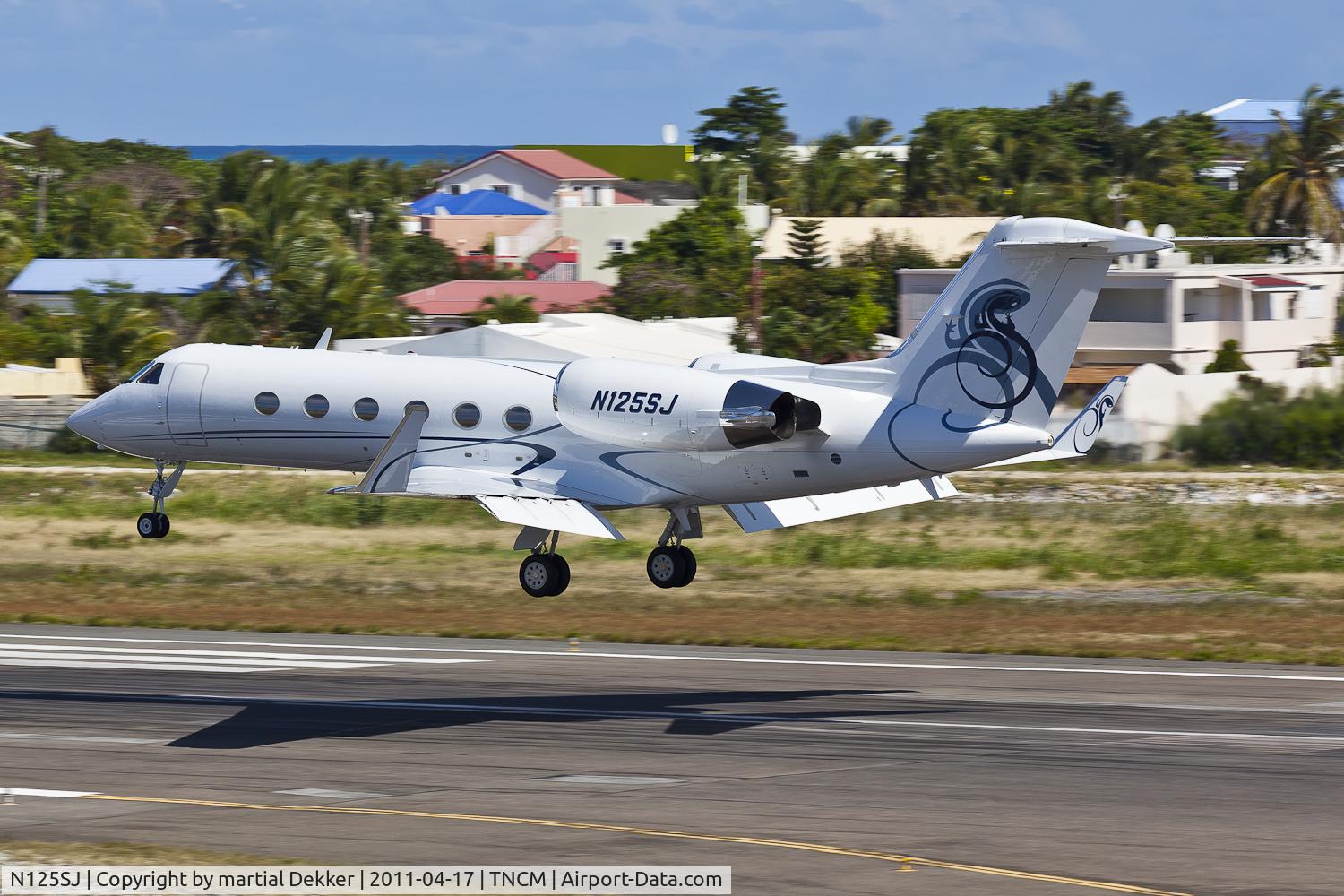 N125SJ, 1999 Gulfstream Aerospace G-IV C/N 1368, landing at sxm
