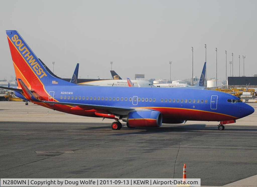 N280WN, 2007 Boeing 737-7H4 C/N 32533, Arriving flight near Terminal A at Newark Liberty.