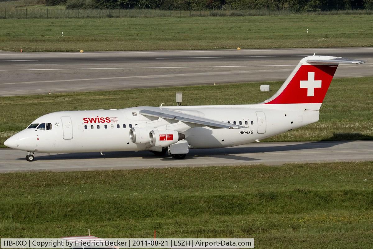 HB-IXO, 1996 British Aerospace Avro 146-RJ100 C/N E3284, taxying to the gate