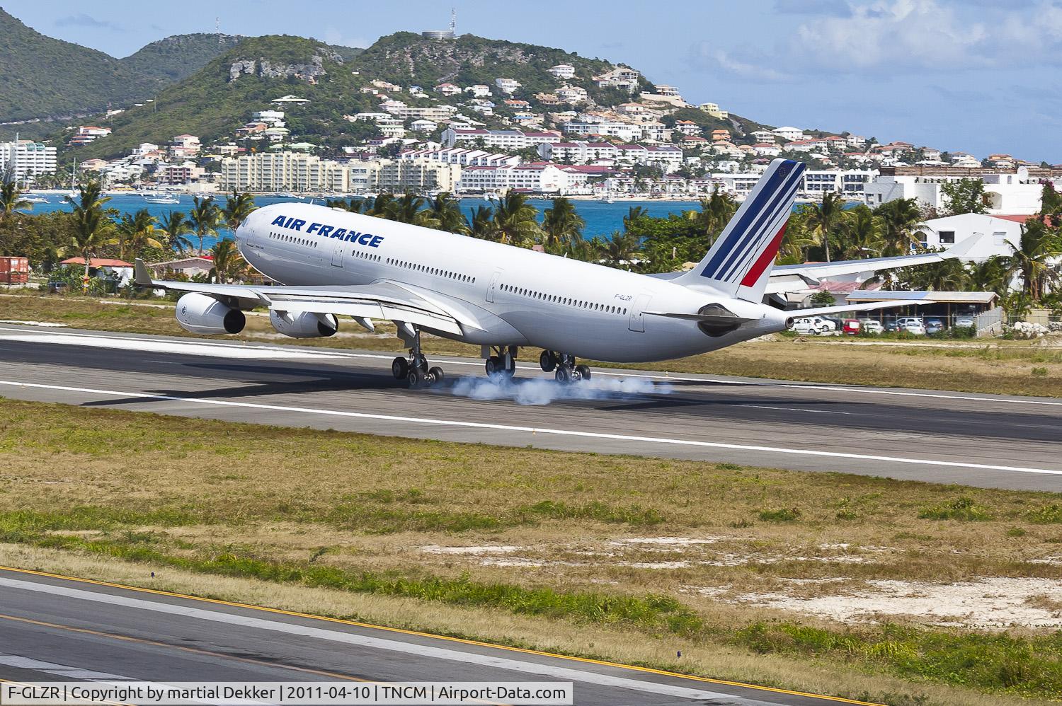 F-GLZR, 1999 Airbus A340-313X C/N 307, landing