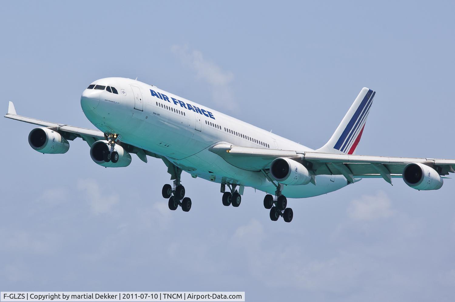 F-GLZS, 1999 Airbus A340-313X C/N 310, landing