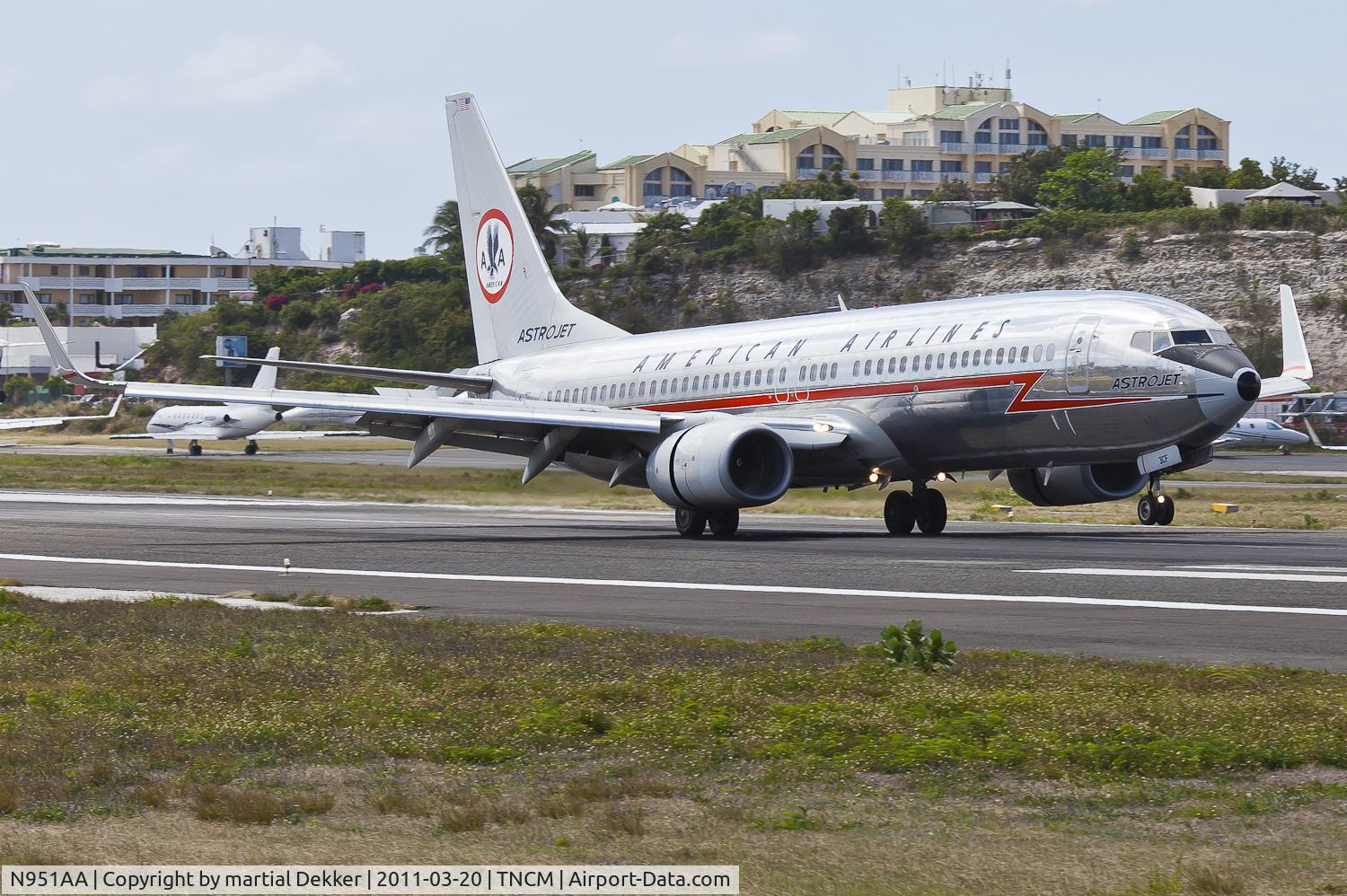 N951AA, 2000 Boeing 737-823 C/N 29538, landing