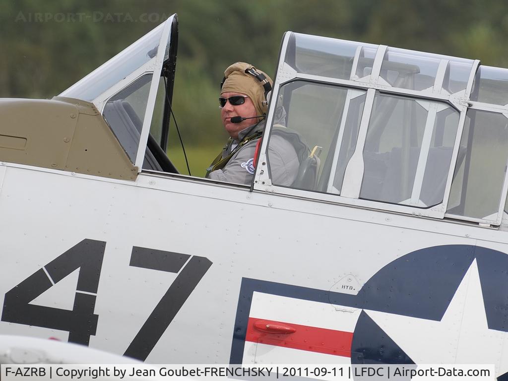 F-AZRB, North American SNJ-5 Texan Texan C/N 88-17955, au roulage pour la démo du meeting
