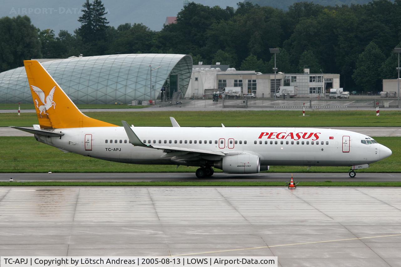 TC-APJ, 2002 Boeing 737-86N C/N 32735, taxi to RWY