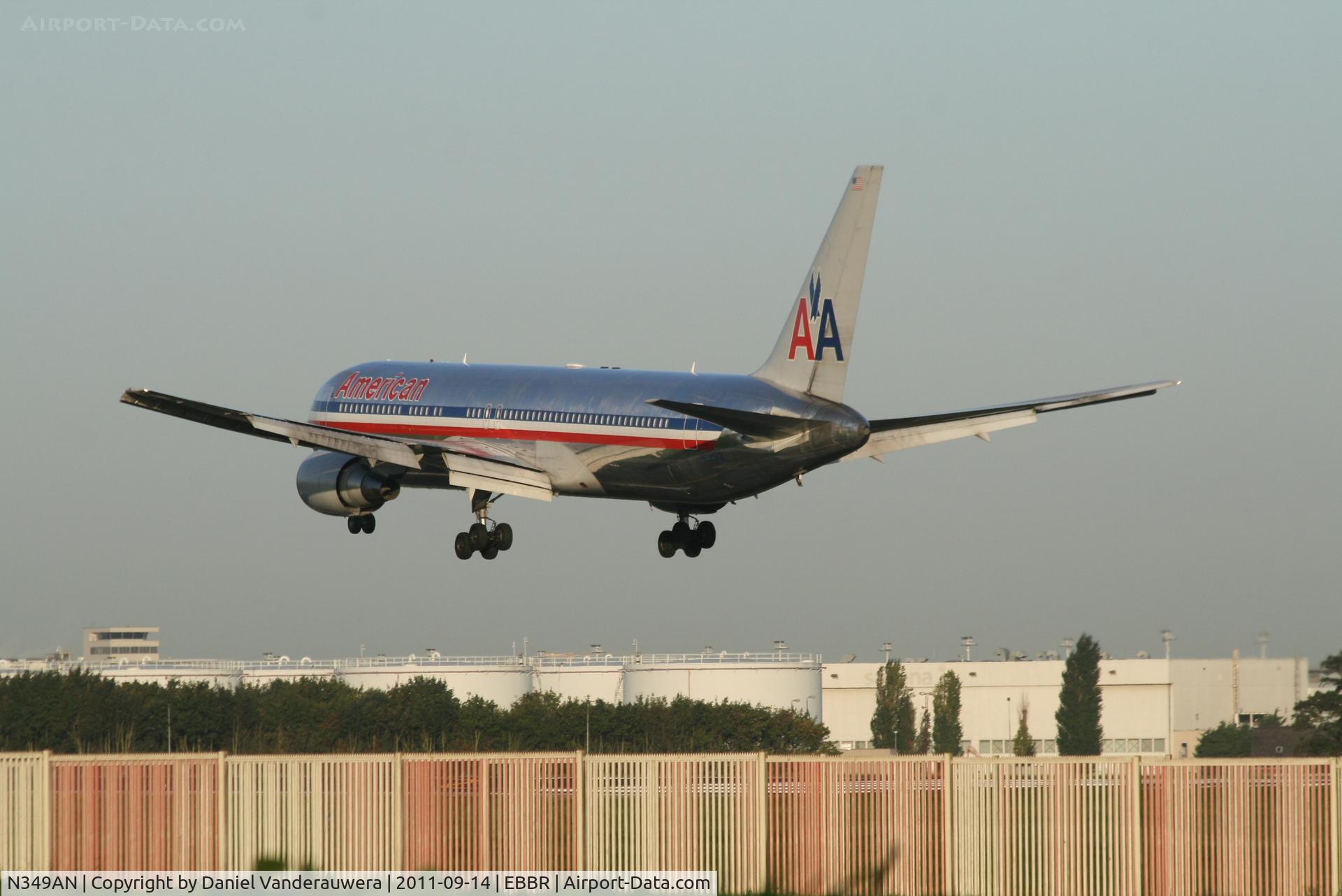 N349AN, 2003 Boeing 767-323 C/N 33088, Flight AA088 is descending to RWY 25L