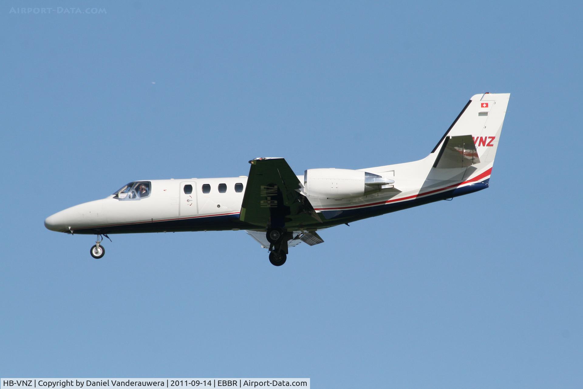 HB-VNZ, 2000 Cessna 550 Citation Bravo C/N 550-0906, Descending to RWY 25L