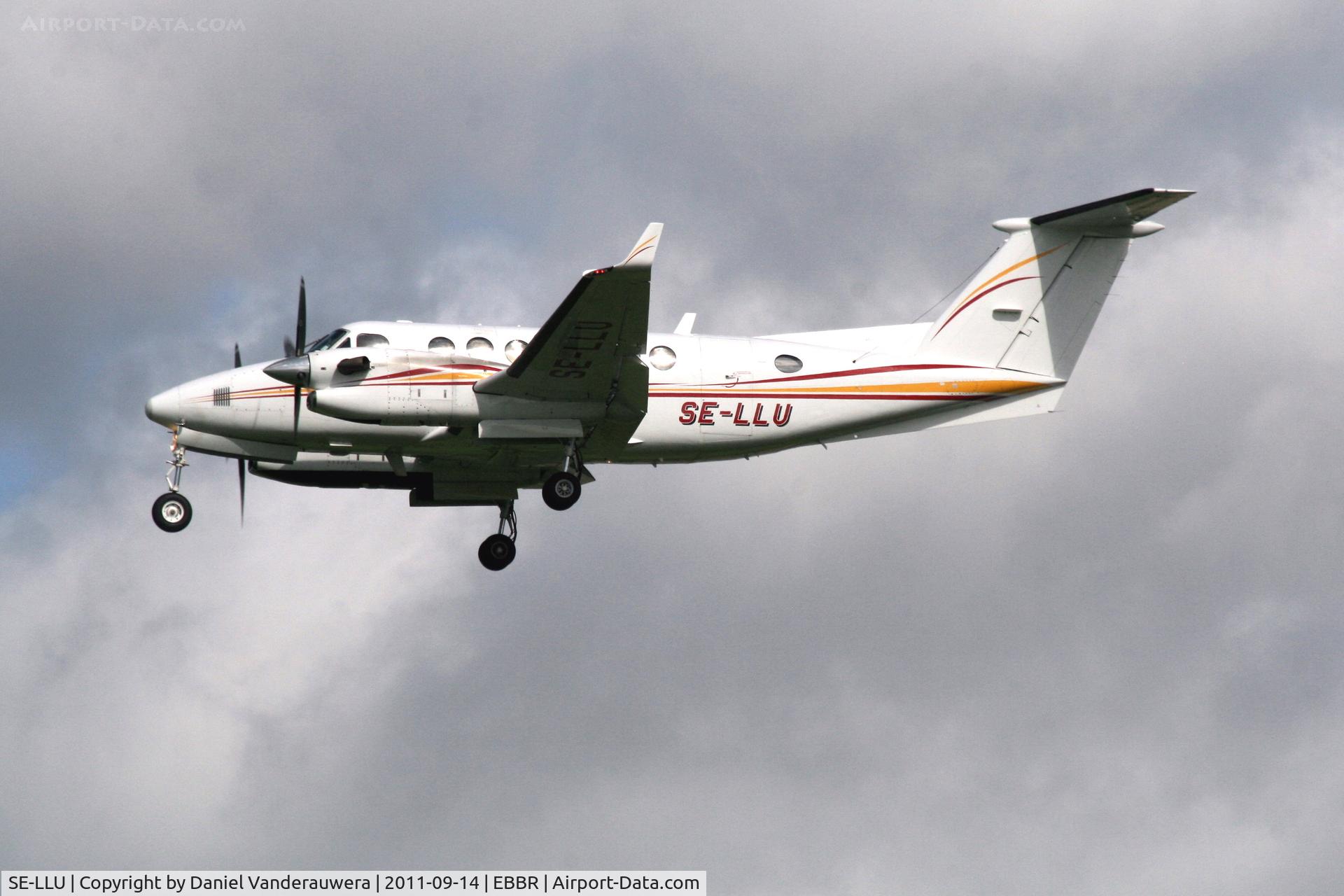 SE-LLU, 1997 Beech 300 (350iER) Super King Air C/N FL-175, Arrival to RWY 25L