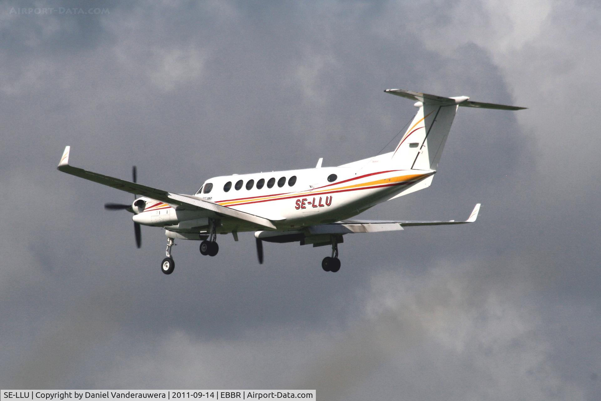SE-LLU, 1997 Beech 300 (350iER) Super King Air C/N FL-175, Descending to RWY 25L