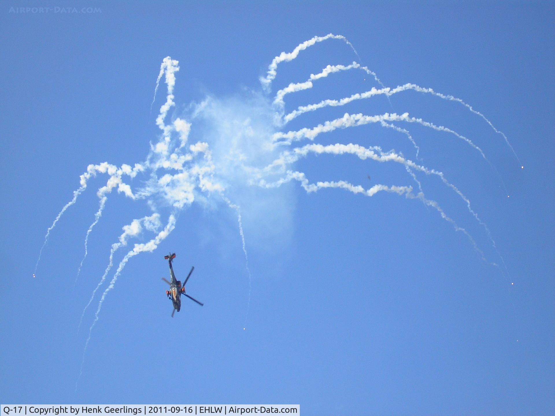 Q-17, 1998 Boeing AH-64DN Apache C/N DN017, Demo Q-17 using flares.

Dutch Air Force Open Day at Leeuwarden AFB , Sep 2011