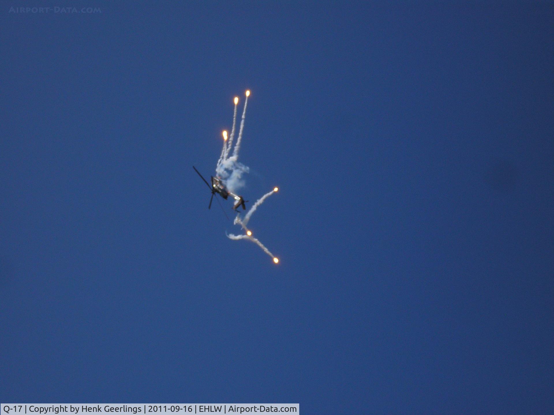 Q-17, 1998 Boeing AH-64DN Apache C/N DN017, Demo Flares by Demo Apache Q-17. 


Dutch Air Force Open Day at Leeuwarden AFB , Sep 2011